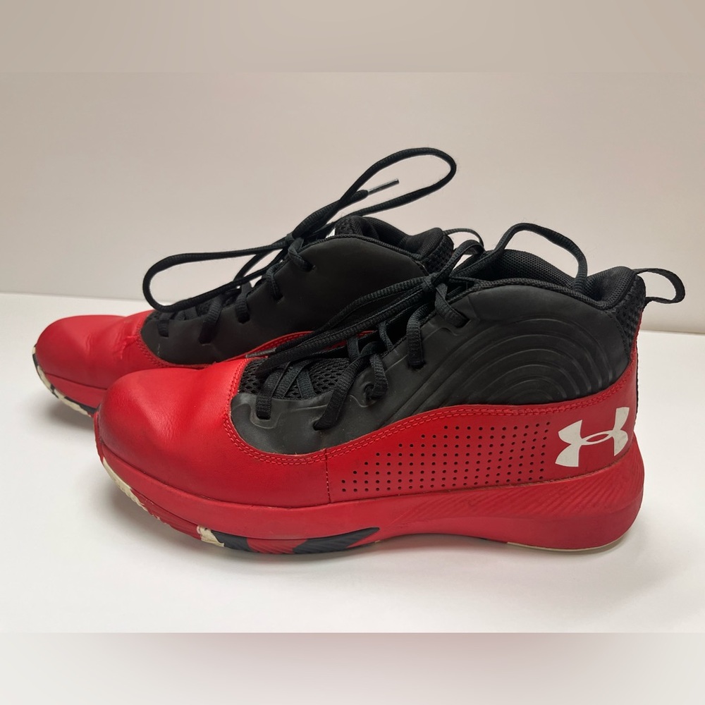 EUC-Boys Under Armour Hightop Red/Black Basketball Sneakers Sz. 6Y